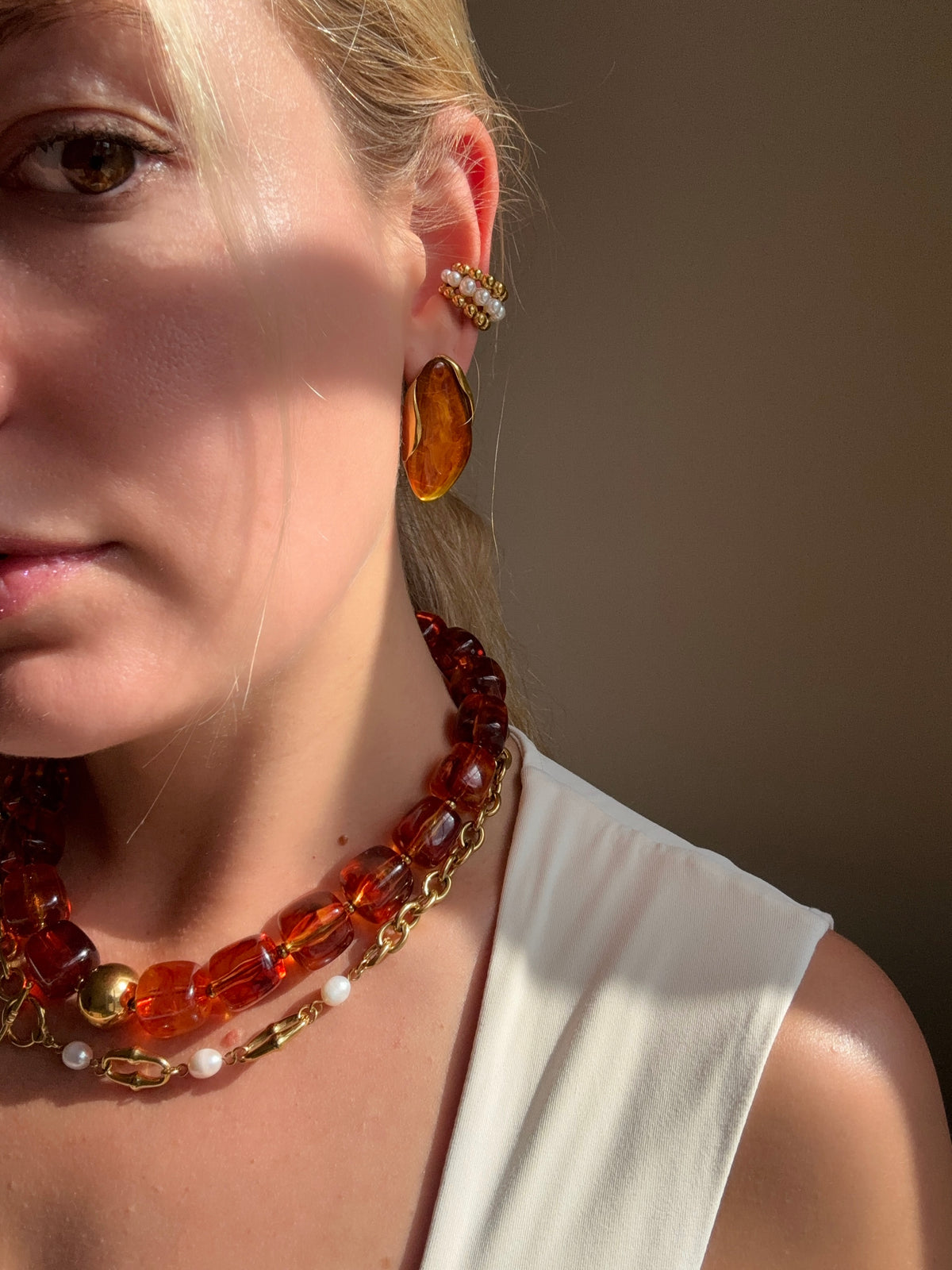 Les boucles d’oreilles Ambre